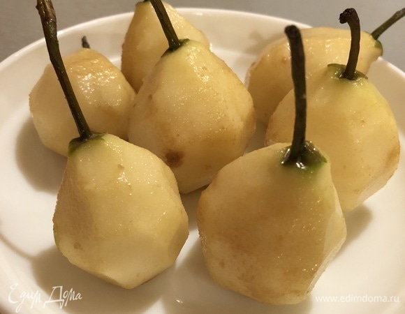 Очистить груши от кожуры, оставив черенок.