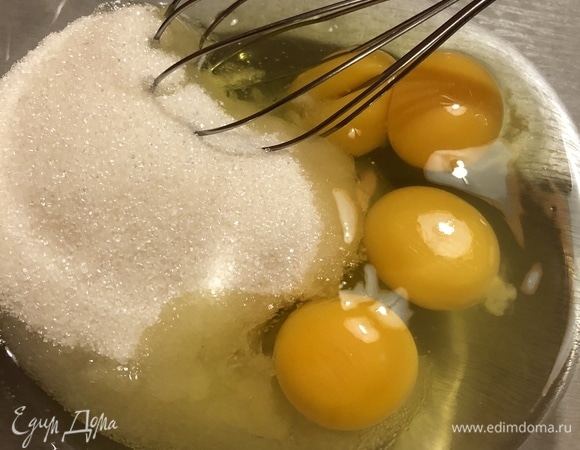 Яйца с сахаром взбить в пышную пену.