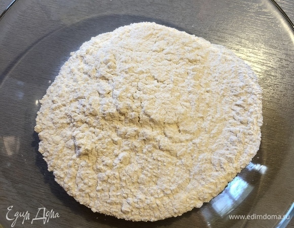 Муку просеять и смешать с разрыхлителем.