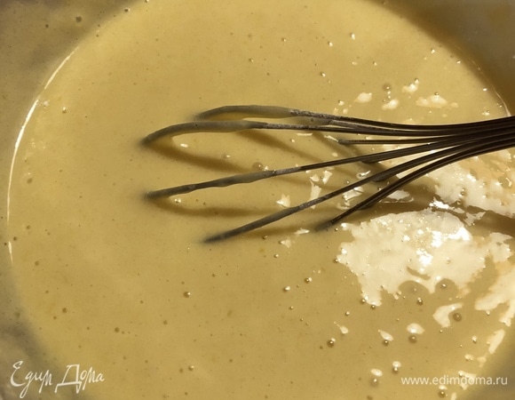 Добавить муку с разрыхлителем к взбитым с сахаром яйцам и все аккуратно перемешать венчиком до однородной консистенции.