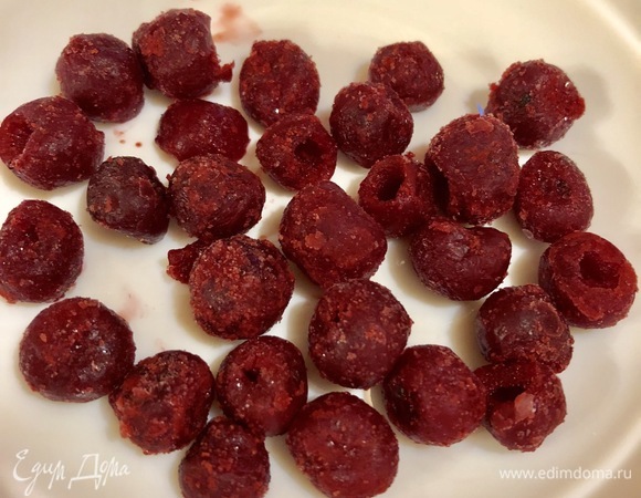 Замороженную вишню (либо свежую без косточек) добавить в тесто.