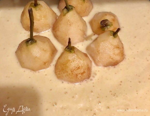 Вылить тесто в форму (диаметр — 24 см), в середину поместить очищенные груши. Пирог поставить в разогретую духовку и выпекать 45 минут при 180°C.