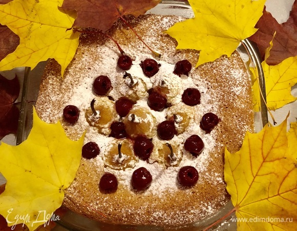 Готовый пирог посыпать сахарной пудрой и украсить ягодами вишни.