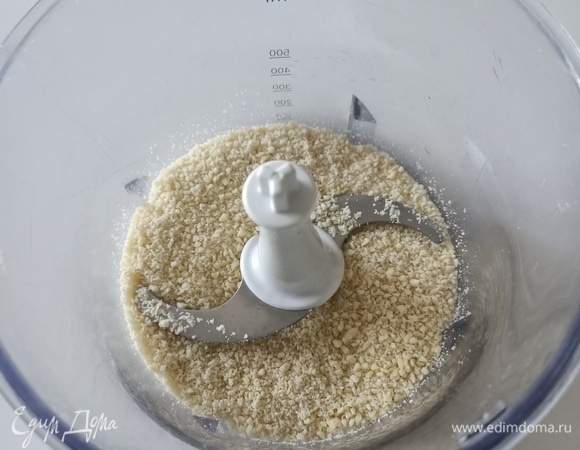Измельчить миндаль.