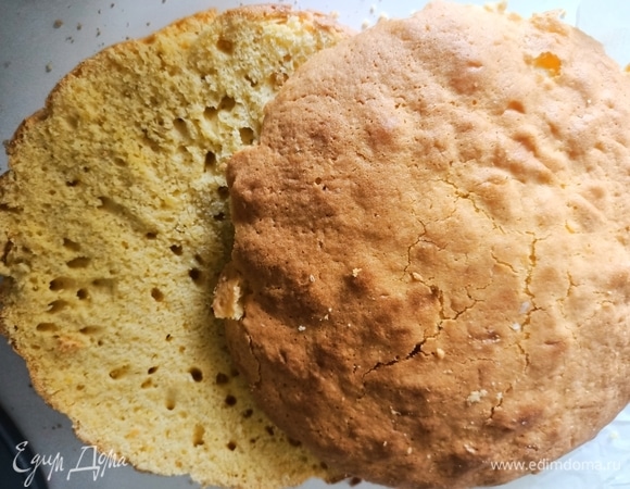 Остальное тесто выложить в форму и выпекать при температуре 170°C в течение 20–25 минут. Готовый бисквит остудить и разрезать пополам.