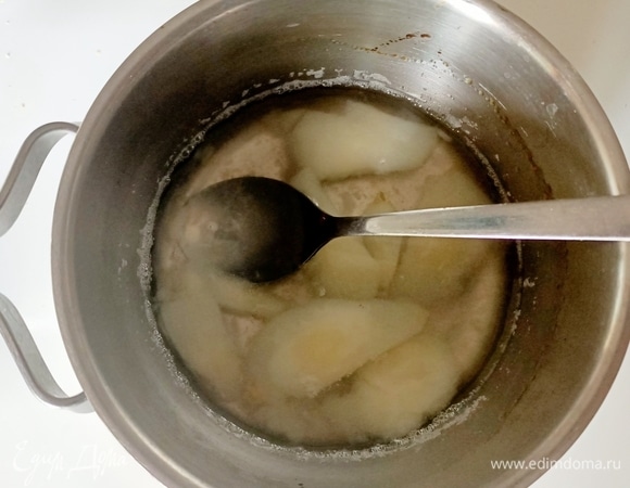 Для пропитки очистить грушу, нарезать небольшими кусочками, залить водой, добавить сахар, дать закипеть и варить на небольшом огне в течение 3–4 минут. Остудить.