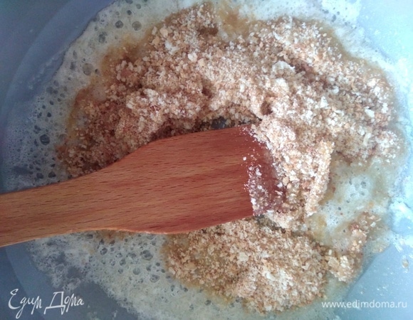 Готовим крошку. Растопить масло, всыпать домашние молотые сухари, сахар и корицу. Подрумянить, помешивая, на среднем огне.