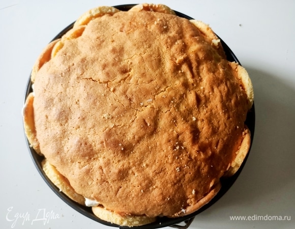 Верхнюю часть бисквита пропитать со стороны разреза и уложить сверху крема. Поставить форму в холодильник на 2–3 часа.