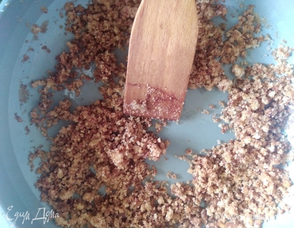 Крошку пересыпать в миску и остудить.