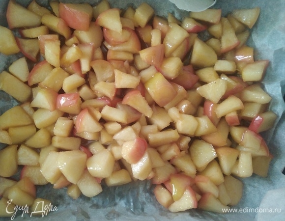 Для начинки нарезать крупные яблоки кубиком, посыпать сахаром и корицей. Готовить на масле 5 минут. Влить сок и дать ему выпариться. Переложить на пергамент и остудить. По желанию добавить орешки.