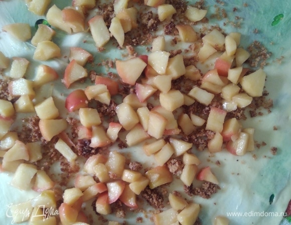 Дополнительное масло растопить. Смазать пласт с помощью кисти. Посыпать крошкой, разложить начинку и снова — крошку.