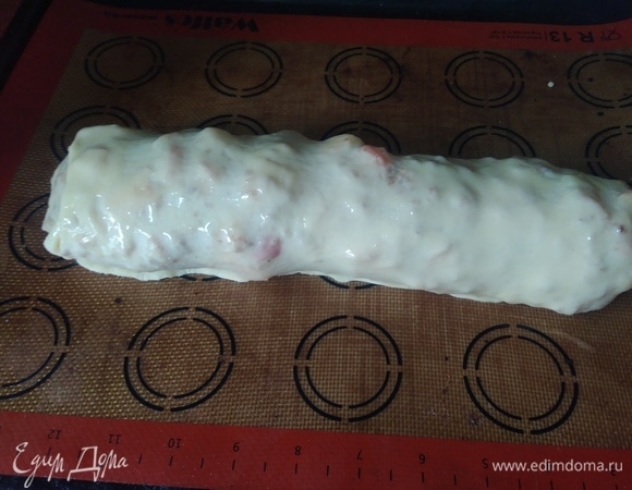 Сверху штрудель тоже смазать маслом. Духовку разогреть до 180°C. Выпекать 35–40 минут.