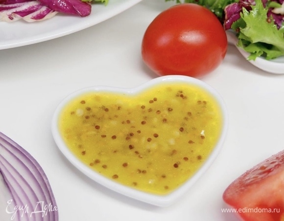 Для заправки смешать ложкой все ингредиенты до состояния эмульсии. На блюдо выложить листья салата, лук, перец, все перемешать. Сверху разложить кусочки тунца, половинки яиц. Полить заправкой и посыпать орешками или семечками. Легкий и полезный салат готов.