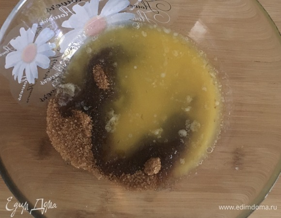 Масло сливочное растопить, взбить с двумя видами сахара. Добавить яйцо и желток, снова взбить до однородности.