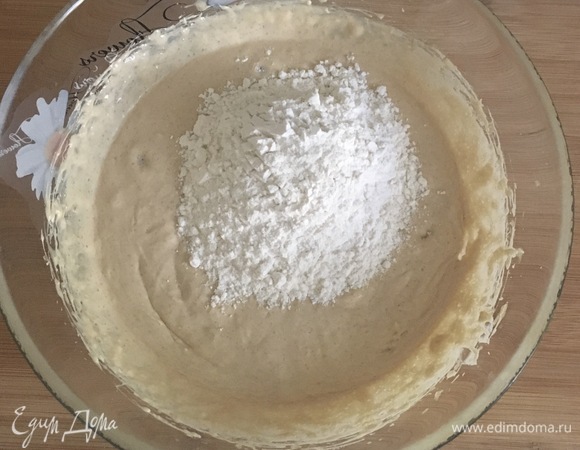 Всыпать сухие ингредиенты — муку, разрыхлитель, соду и соль (заранее их просеять), смешать до однородности.