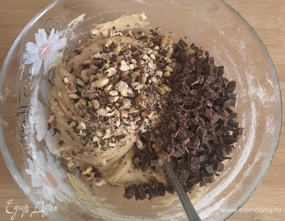 Вмешать мелко порубленные орехи и шоколад.