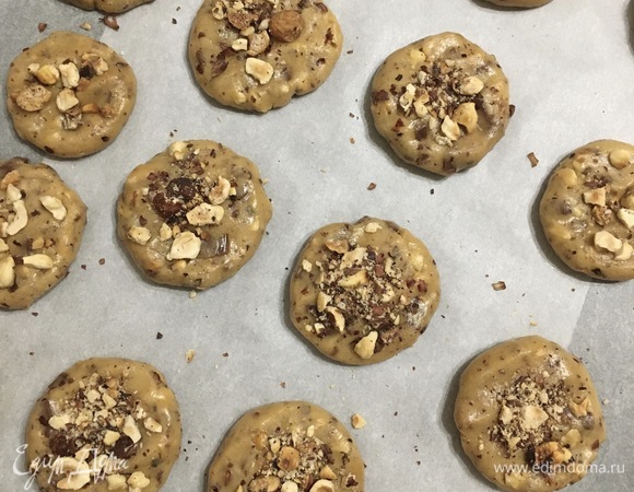 Из общего количества орехов и шоколада отложила небольшую горсть для посыпки печенья перед выпеканием.