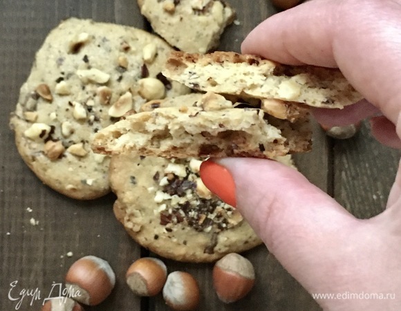 Готовое печенье мягкое. Сначала пусть оно остывает на противне минут 10, потом можно переложить на решетку.