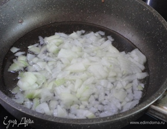 Начните с приготовления соуса. Для этого надо лук нарезать мелкими кубиками и обжарить на оливковом масле.