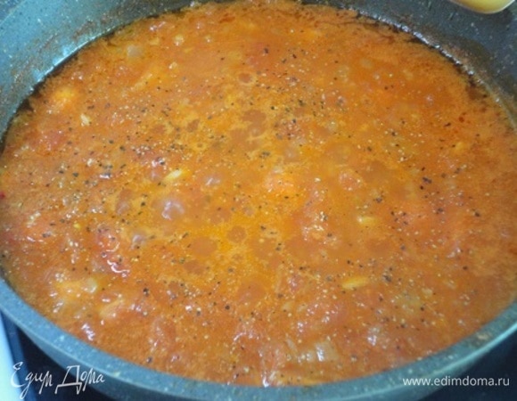 Помидоры очистить от кожицы и нарезать кубиками (можно использовать помидоры в собственном соку). Чеснок измельчить. К луку добавить чеснок и помидоры, тушить на медленном огне до загустения, добавив паприку, базилик, соль и перец по вкусу. Пробить блендером.