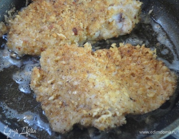 В сковороде разогреть растительное масло и партиями подрумянить запанированные кусочки с обеих сторон.