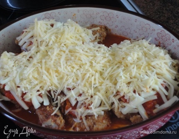 Сверху посыпьте оставшимся тертым пармезаном. Запекать 20–25 минут.