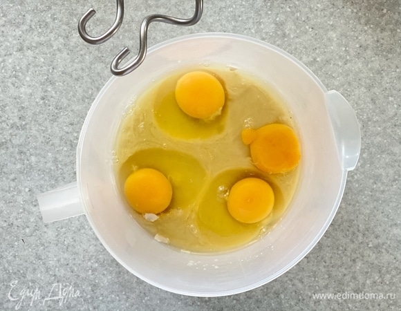 Добавить яйца.