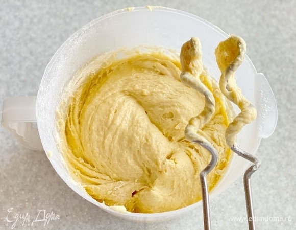 Продолжать вымешивать 2–3 минуты до гладкого теста.