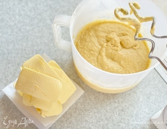 Добавить сливочное масло, вымешивать 3 минуты до однородности. Убрать в теплое место до увеличения в объеме в два раза.
