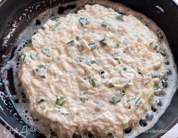 В сковороду налить немного растительного масла и выложить кусочек сливочного, разогреть. Выложить тесто, аккуратно разровнять. Выпекать на небольшом огне с каждой стороны примерно по 5 минут, до румяности.