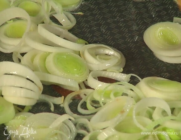 Разогреть в сковороде оливковое масло и обжарить порей до прозрачности.