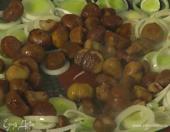 Каштаны выложить к порею и немного обжарить все вместе.<br />
 