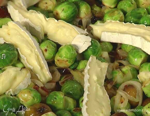 Сыр бри нарезать ломтиками и выложить сверху на капусту.<br />
 