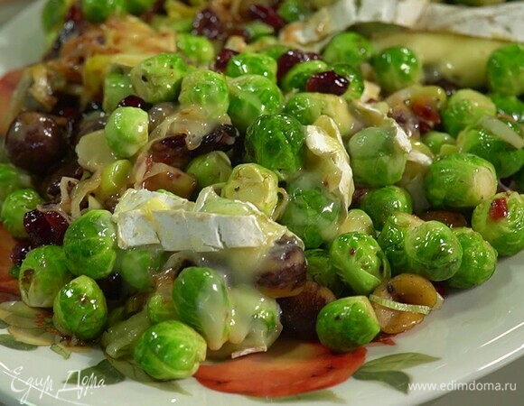 Поставить сковороду в разогретую духовку и запекать капусту 7–10 минут, до готовности.