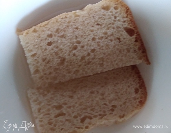 Хлеб замочить в воде на 5 минут. Отжать.