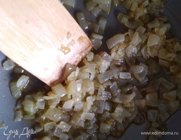 Растопить оба вида масла в сковороде. Лук нарезать кубиками и пассеровать. Остудить.
