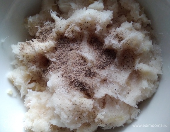 Перекрутить лук, хлеб и рыбу на мясорубке. Посолить и поперчить по вкусу. Сформировать котлеты.