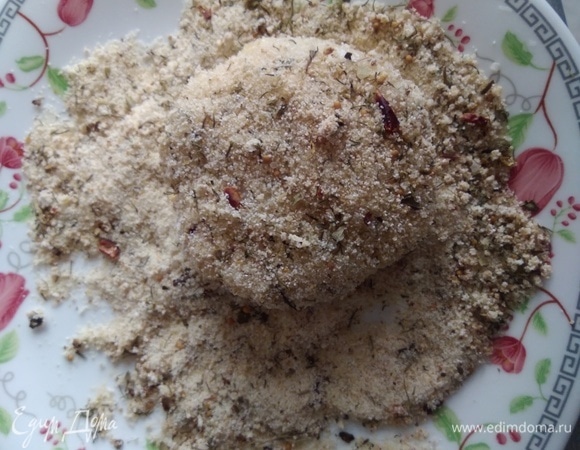 Потом хорошо обвалять в панировке. Можете использовать простые сухари. А можете приготовить панировку по моему рецепту. Соединить манку и приправу для рыбы.