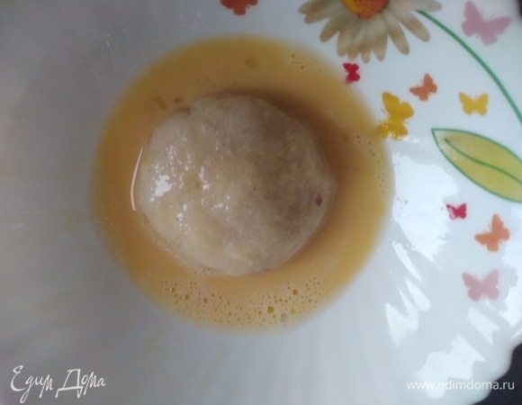 Яйцо взболтать вилкой. Обмакнуть котлету в яйцо.