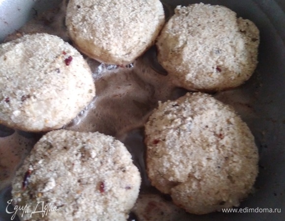 Обжарить котлеты по 1 минуте с каждой стороны.