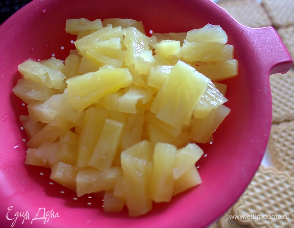 Процедить кусочки ананасов. Сиропа всего 300 мл.