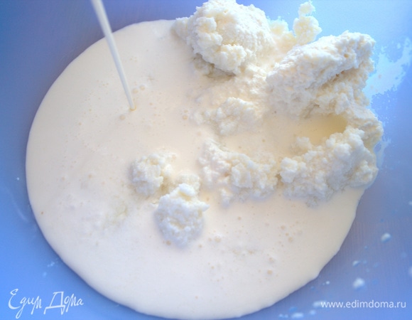 В творог влить сливки.
