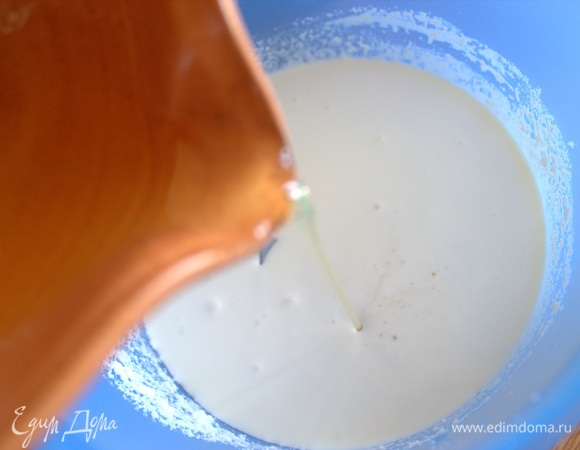 Растопить желатин. Остудить до теплого состояния и влить в творог.