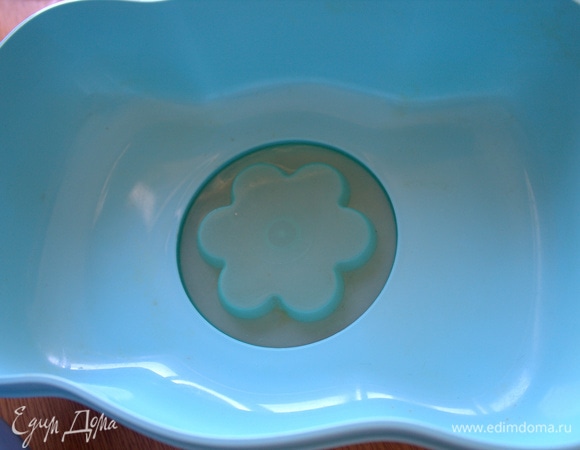 Форма для желе. Слегка смазала растительным маслом для страховки.