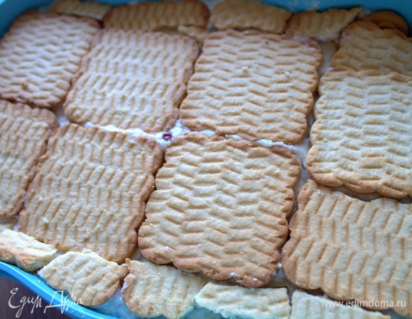 Сверху выложить слой из печенья. Убираем на ночь в холодильник. Печенье станет мягким.