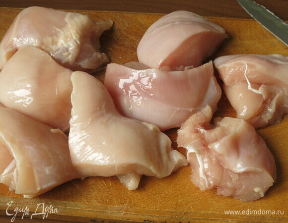 Нарезаем грудку на 4 кусочка (готовила 2 грудки).