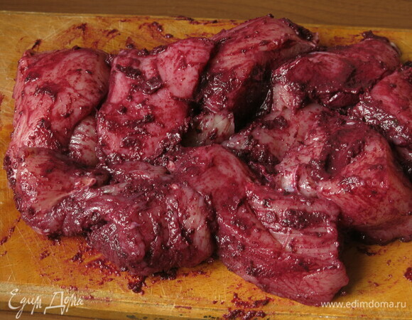 Смазываем грудку ткемали (рецепт: https://www.edimdoma.ru/retsepty/141559-tkemali-iz-sadovogo-terna).