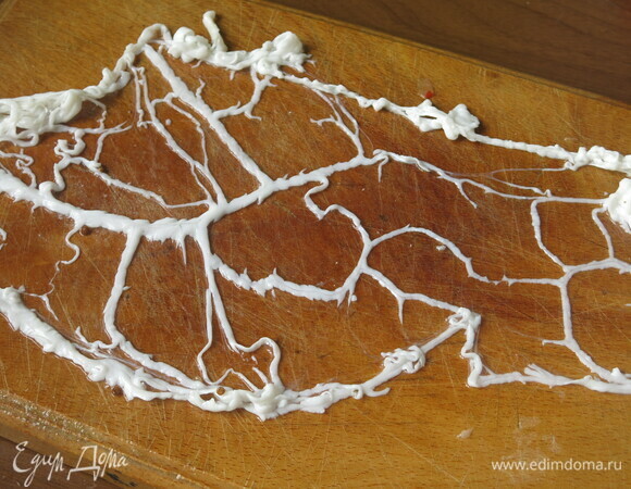 Нарезаем промытый сальник.