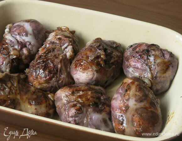 Выкладываем в жаропрочную форму. Солим, хотя можно и не солить, ткемали уже с солью.