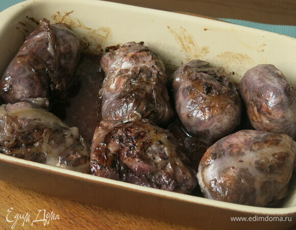 Запекаем при 180°C 20–30 минут. Образуется сок. Одну грудку попробовала не запекать, а довести до готовности на гриле, получается больше вкуса костра, но менее сочно. Можно включить гриль в духовке и добиться полного вытапливания жира.